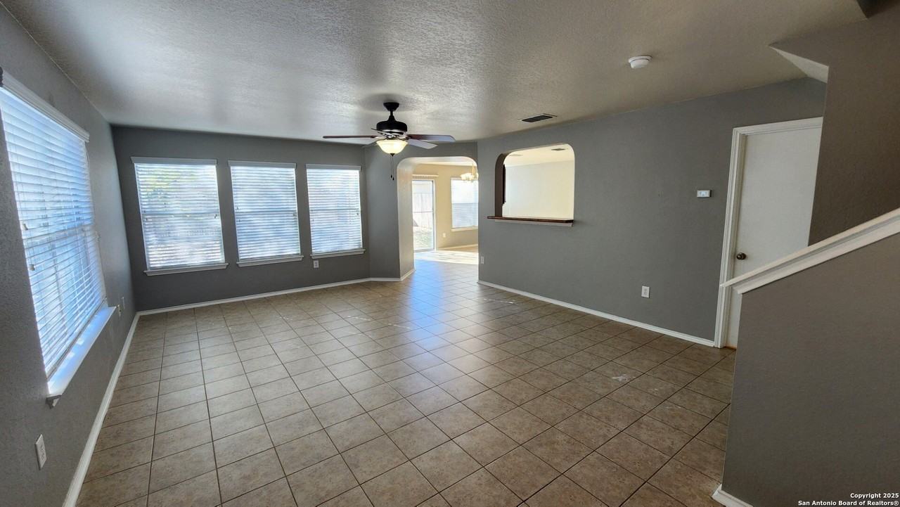 10138 Emerald Sun - Photo 4 of 31