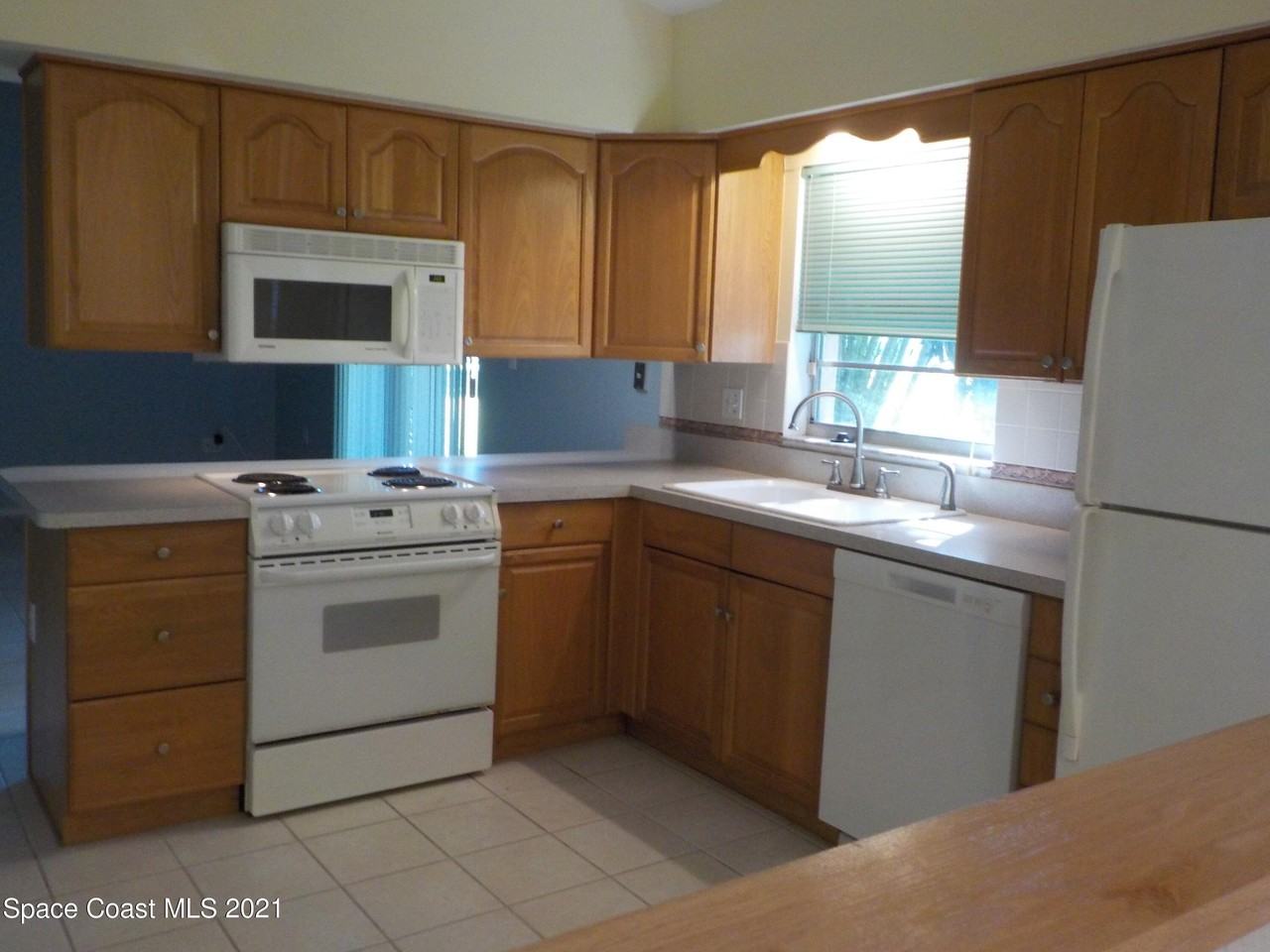 520 Avondale Road Northeast - Photo 4 of 14