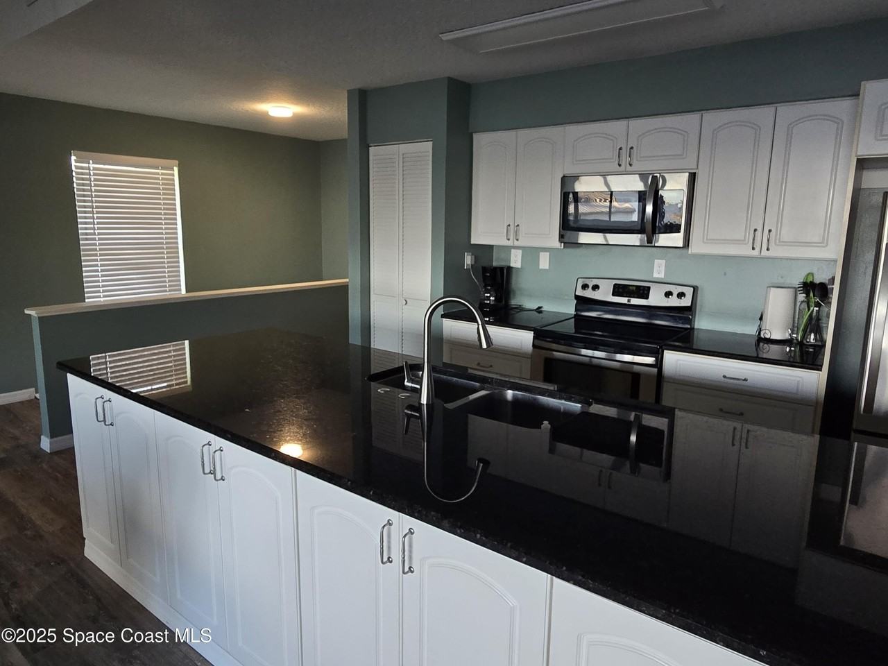 Pineapple Avenue - Photo 5 of 47