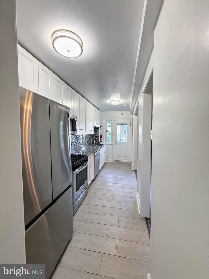 1714 E Street Northeast - Photo 4 of 30