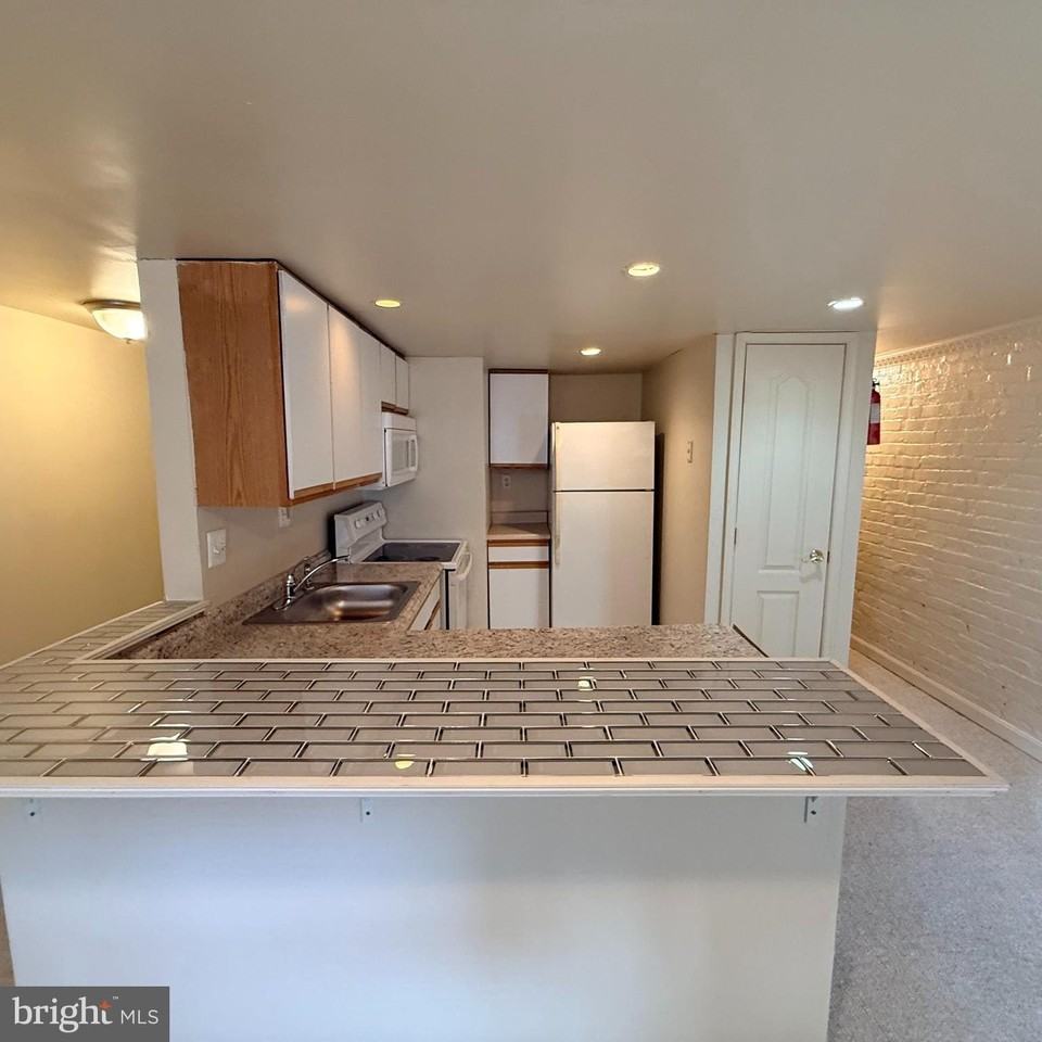 33 Randolph Place Northwest #B - Photo 3 of 23