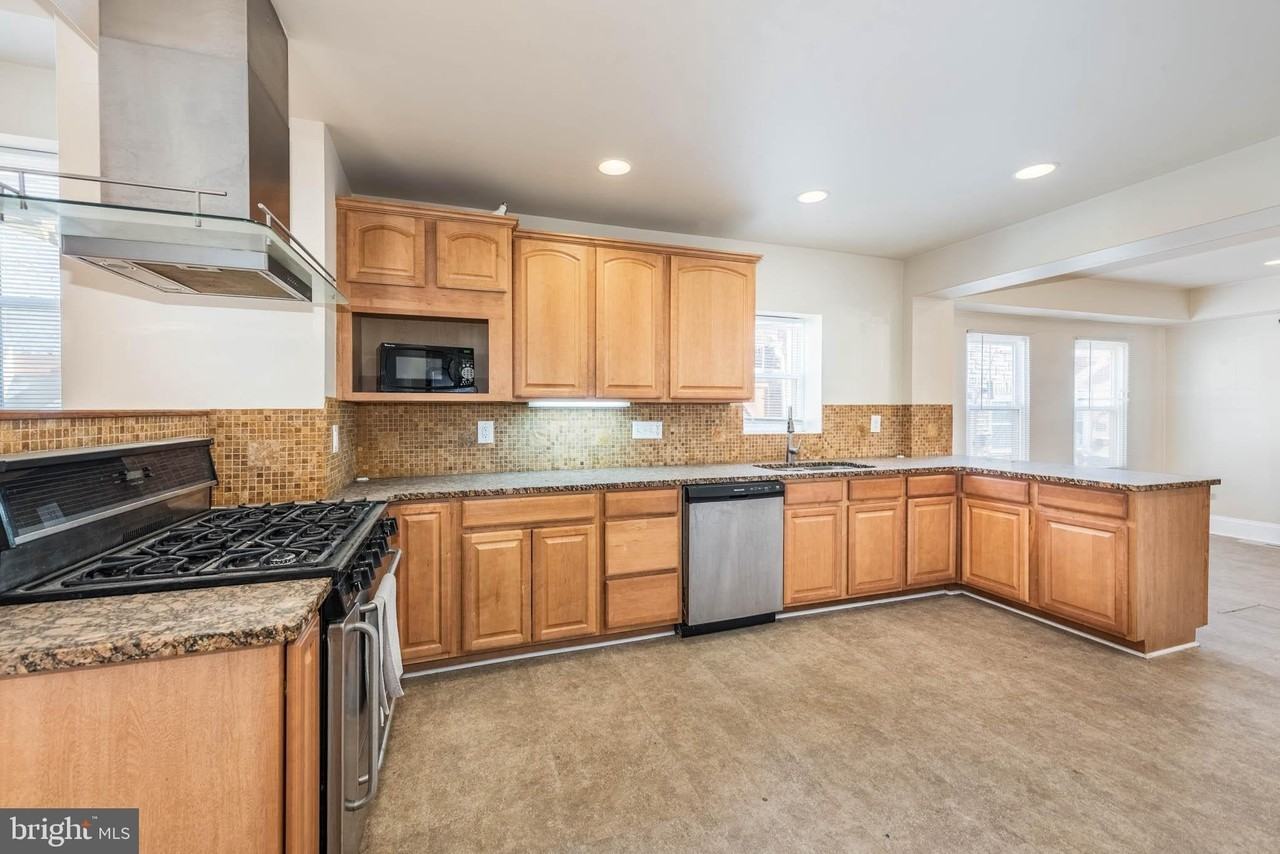 2227 Bank Street - Photo 7 of 39