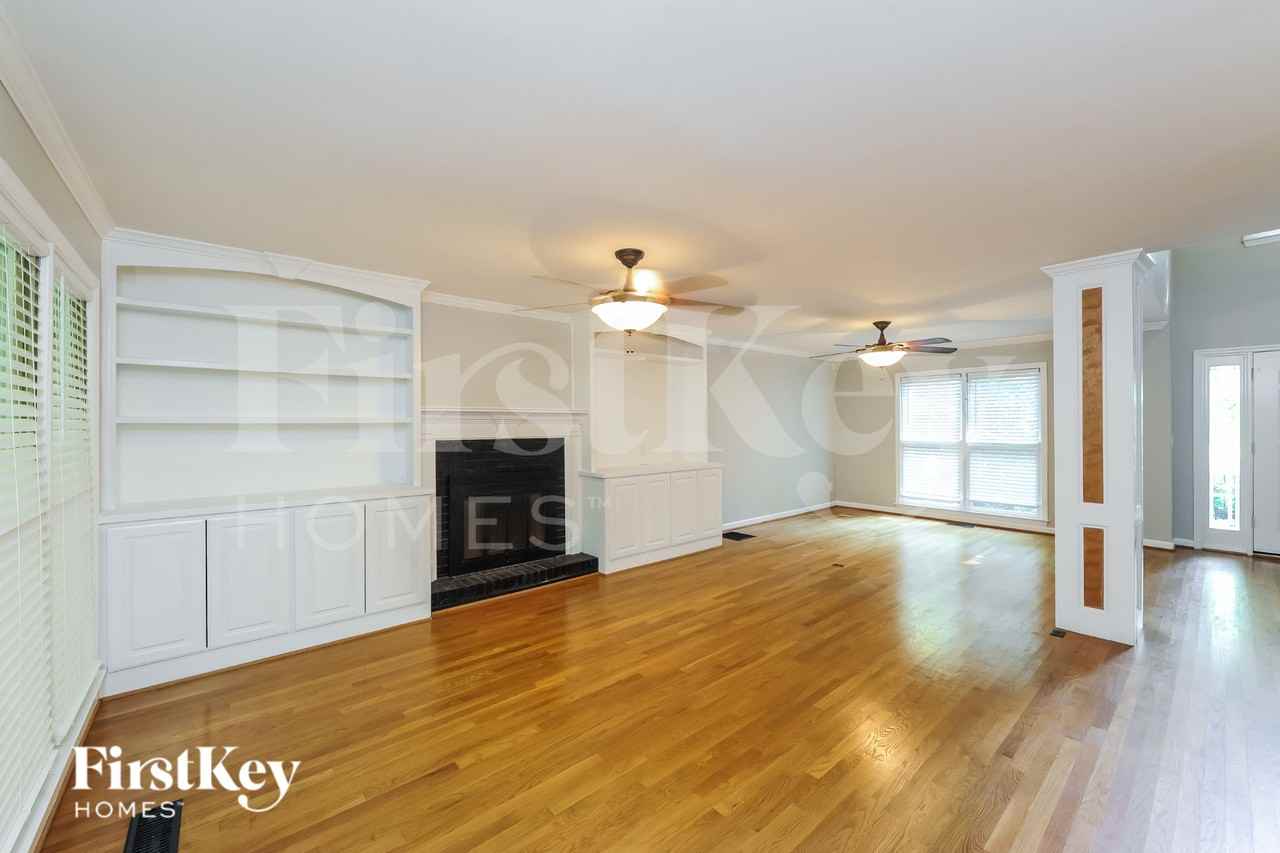 6713 Thornwood Ct - Photo 2 of 15