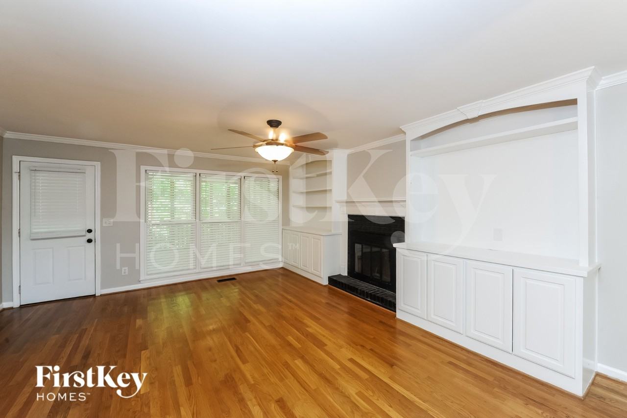 6713 Thornwood Ct - Photo 3 of 15