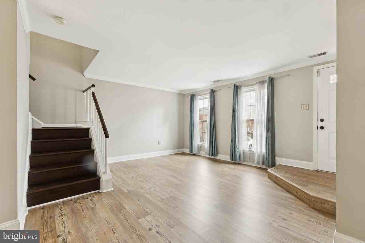 7420 Houndsbury Ct - Photo 2 of 33