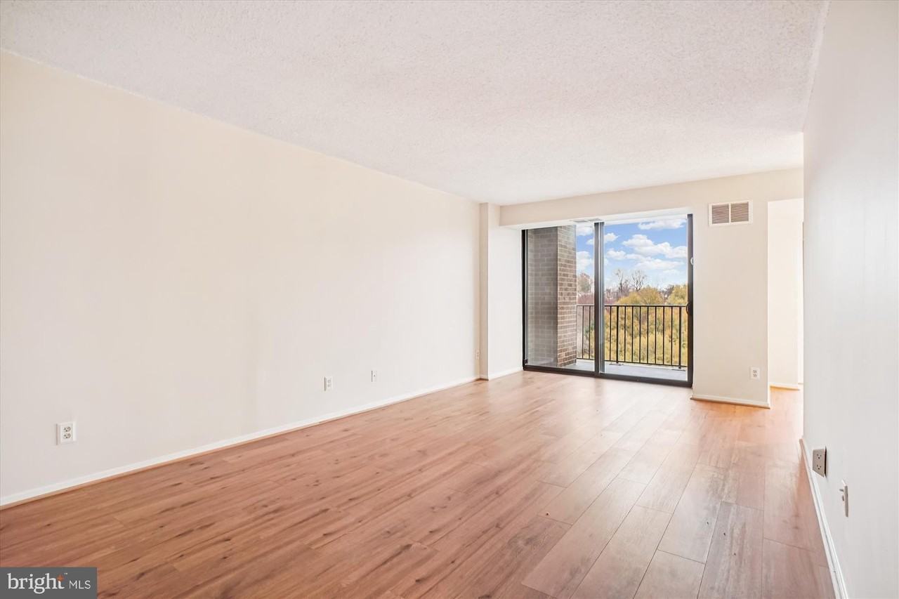 2300 Pimmit Dr Apt 1012 #1012 - Photo 4 of 34