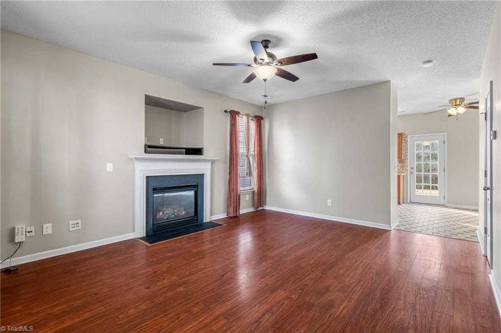 1434 Waverly St - Photo 4 of 32