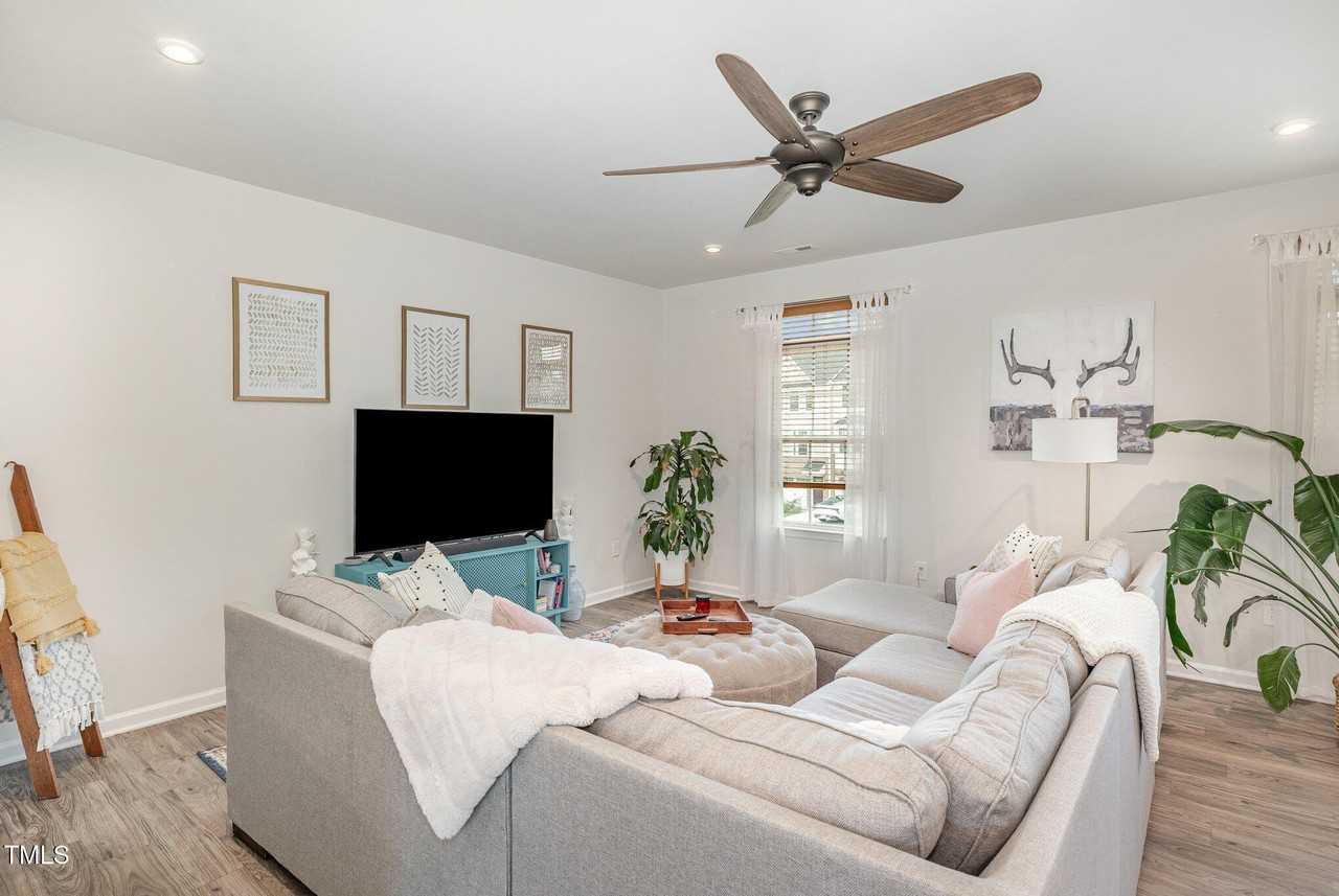 342 Amber Acorn Avenue - Photo 3 of 34