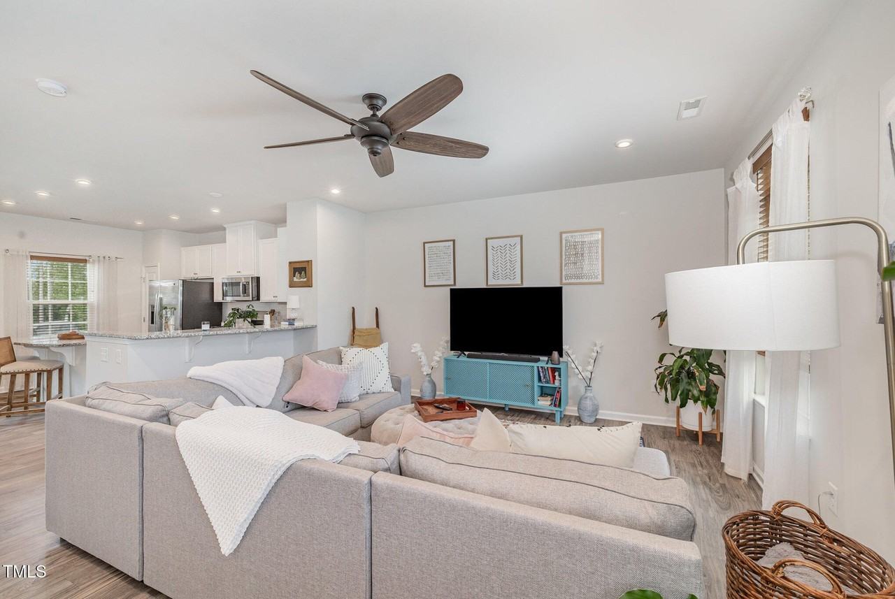 342 Amber Acorn Avenue - Photo 4 of 34