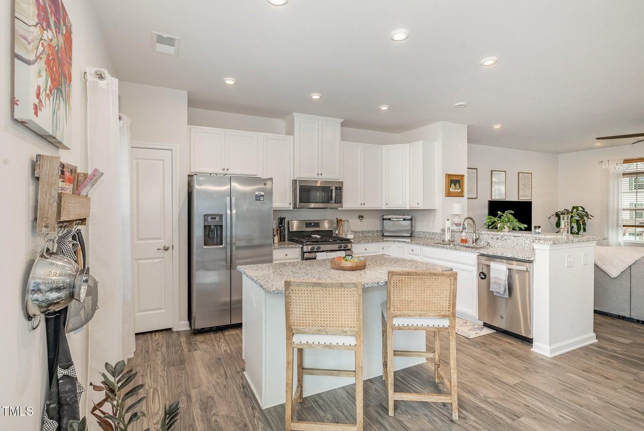 342 Amber Acorn Avenue - Photo 5 of 34