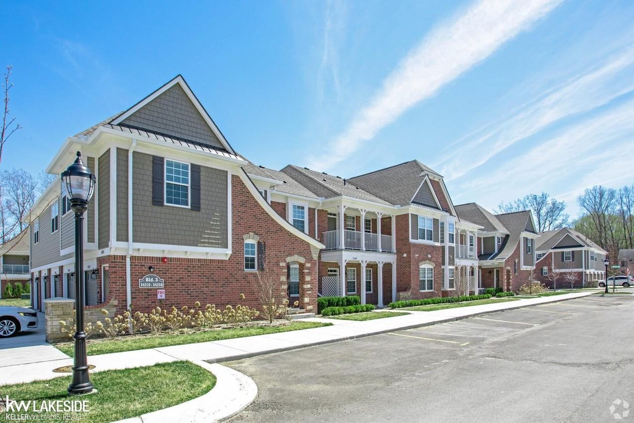 54201 Bay Point Drive - Photo 2 of 12