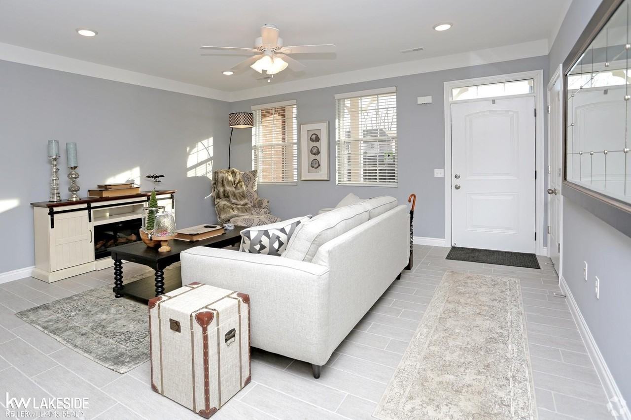 8249 West Annsbury Circle - Photo 5 of 12