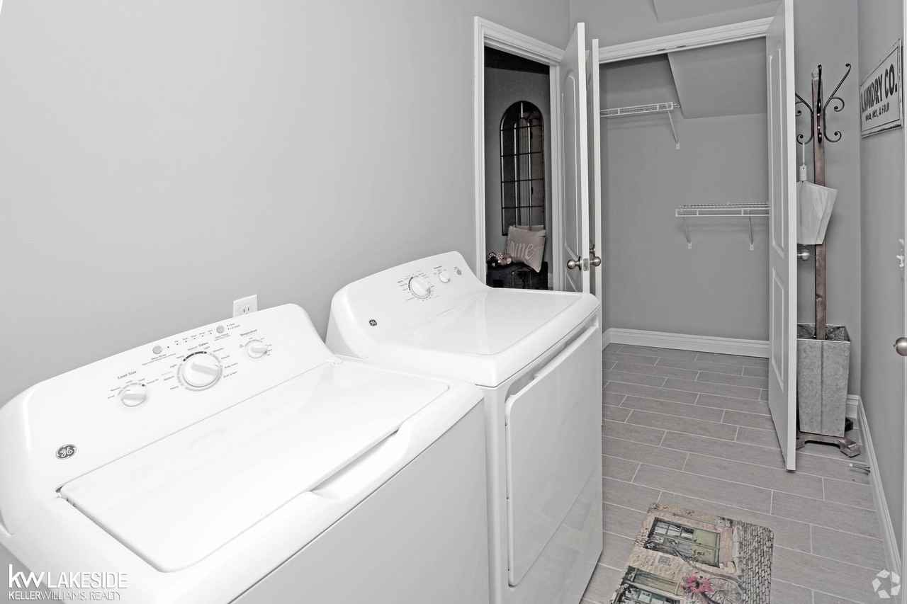 8249 West Annsbury Circle - Photo 7 of 12