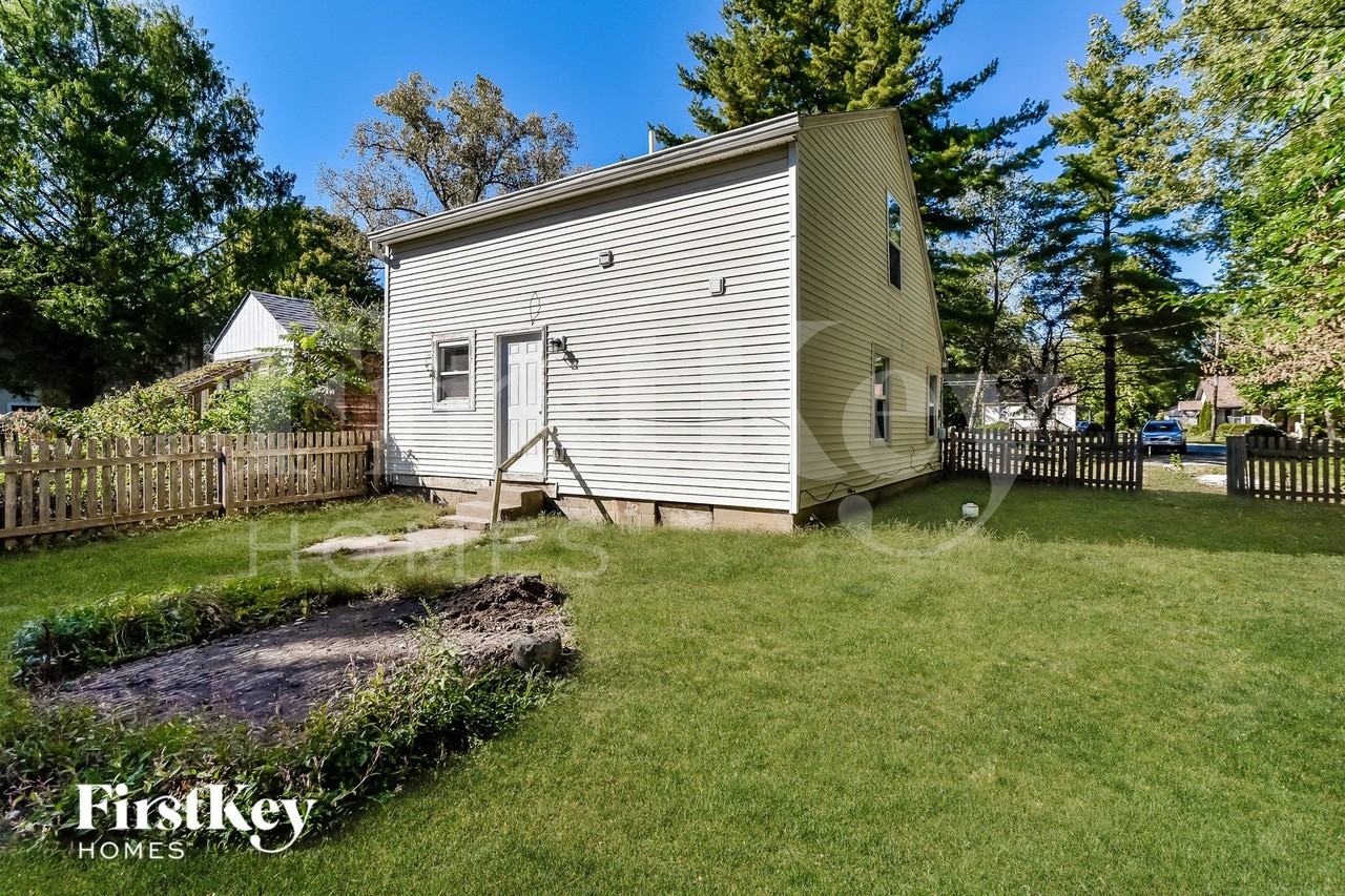 2229 W 58th St - Photo 2 of 15