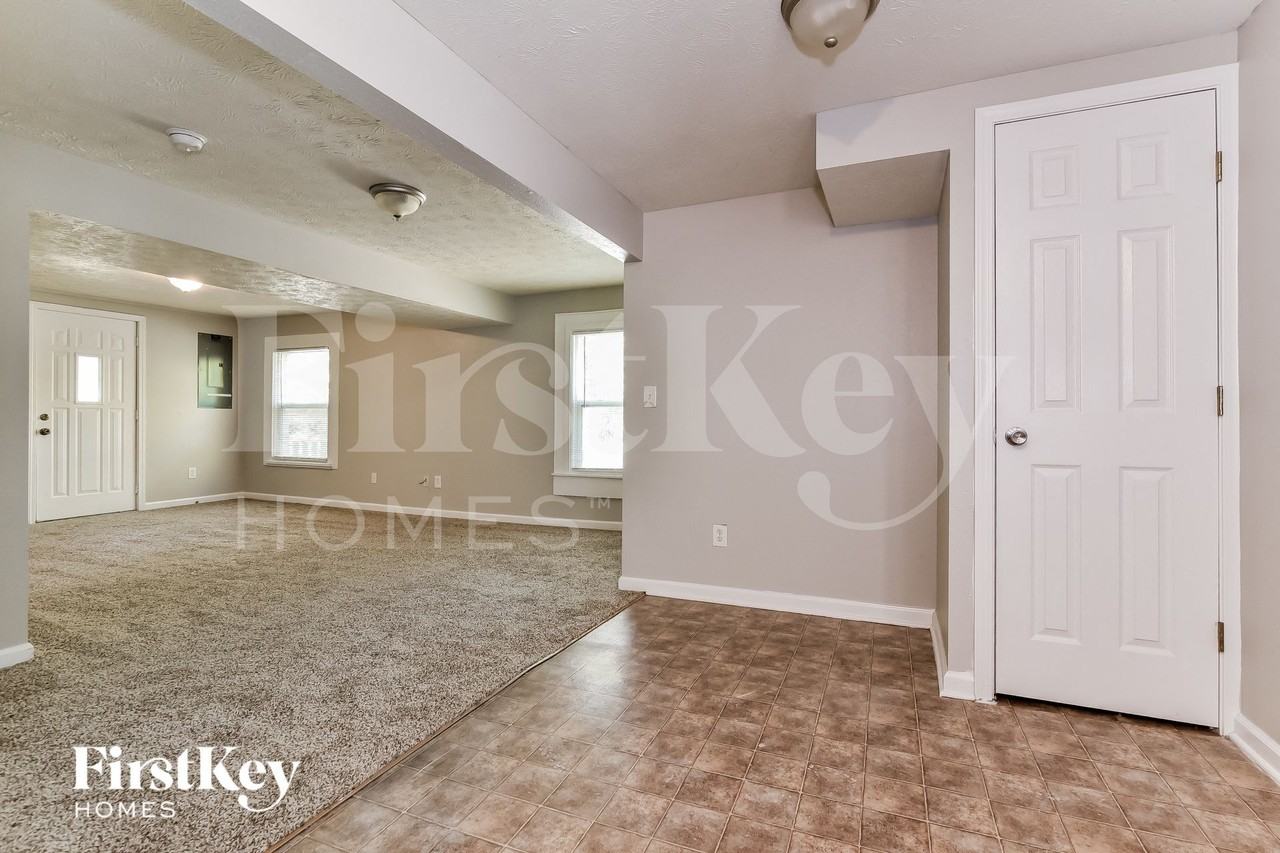 2229 W 58th St - Photo 5 of 15