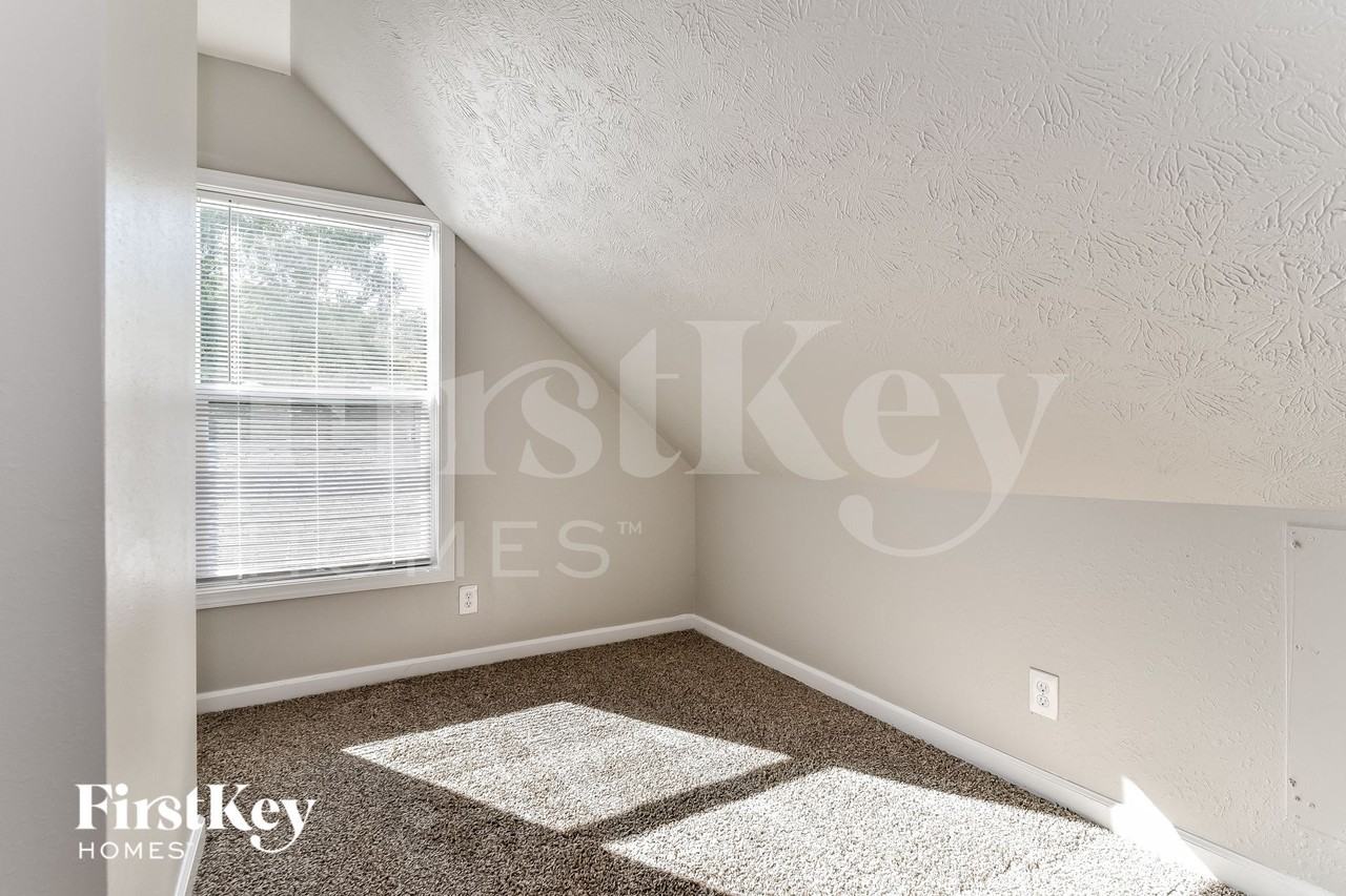 2229 W 58th St - Photo 7 of 15