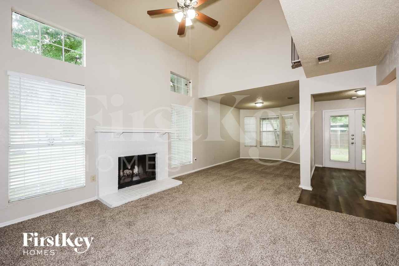 208 Spanish Moss Drive - Photo 4 of 16