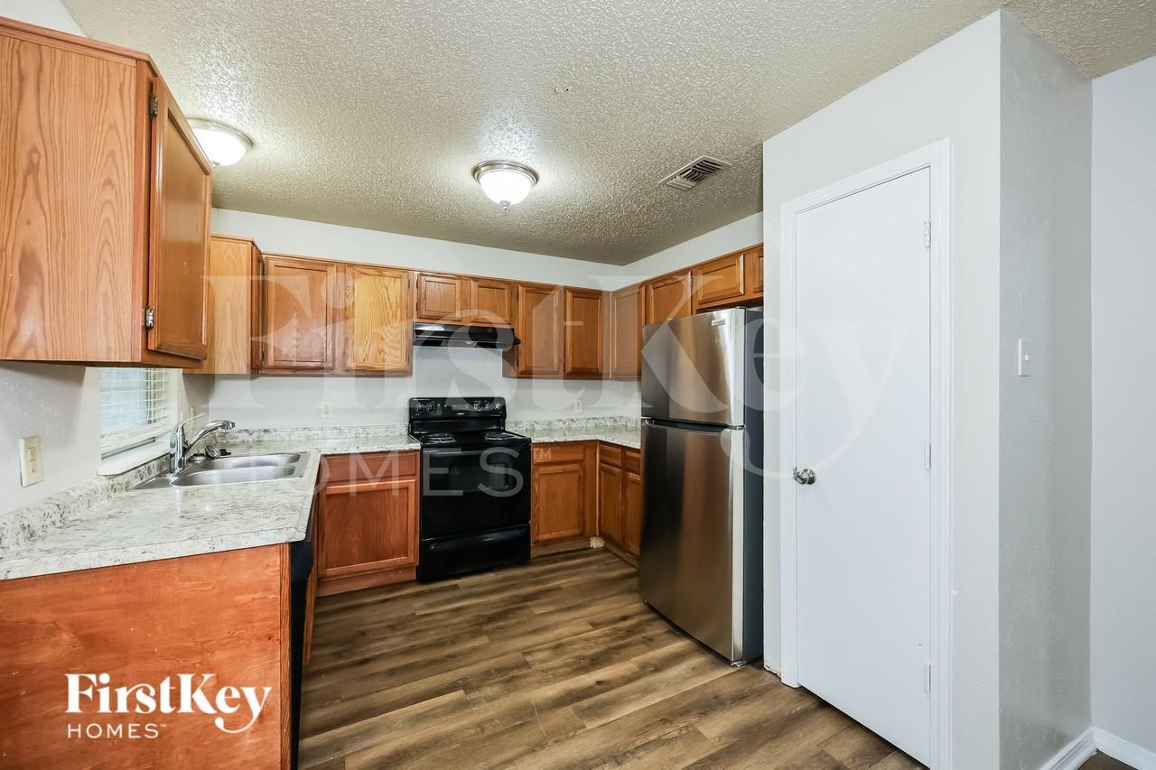 208 Spanish Moss Drive - Photo 6 of 16