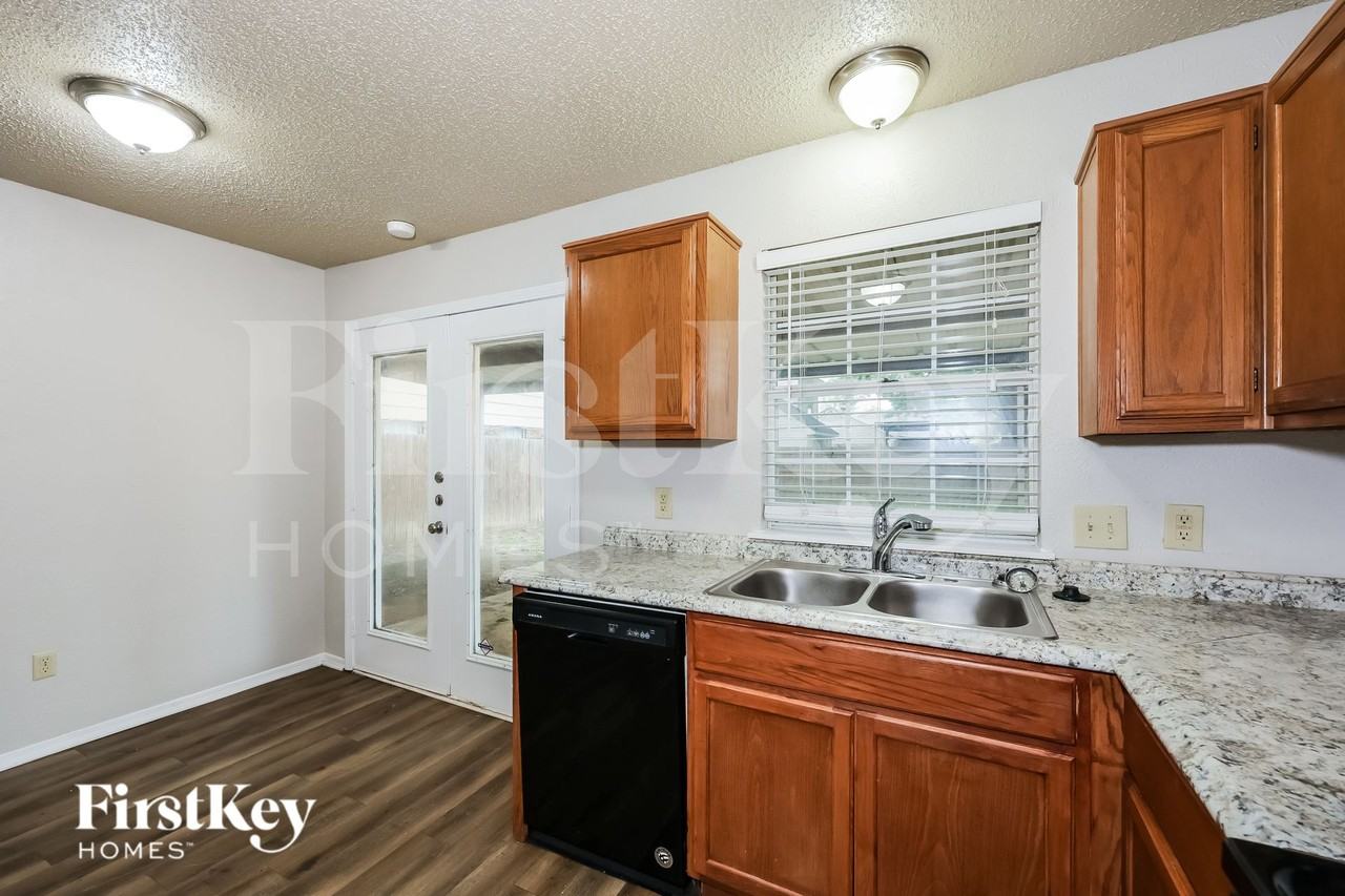 208 Spanish Moss Drive - Photo 7 of 16