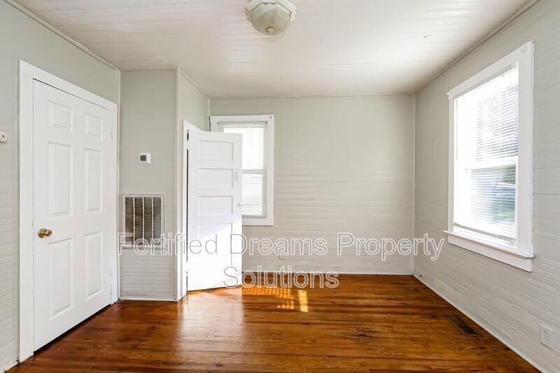 1704 Lincoln Avenue - Photo 4 of 20