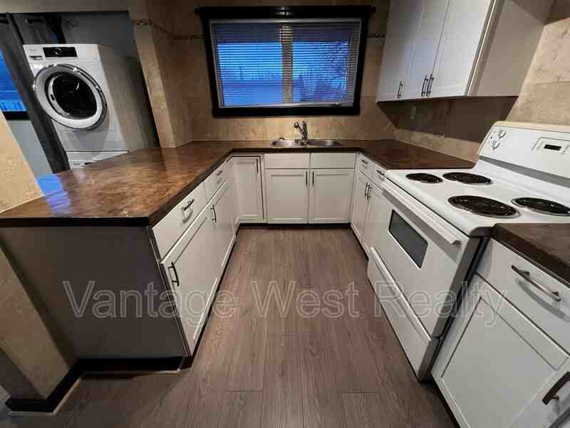 1292 Lawrence Avenue - Photo 3 of 9