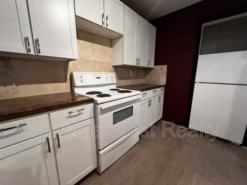 1292 Lawrence Avenue - Photo 4 of 9