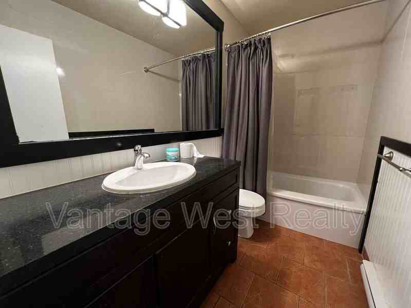 1292 Lawrence Avenue - Photo 6 of 9