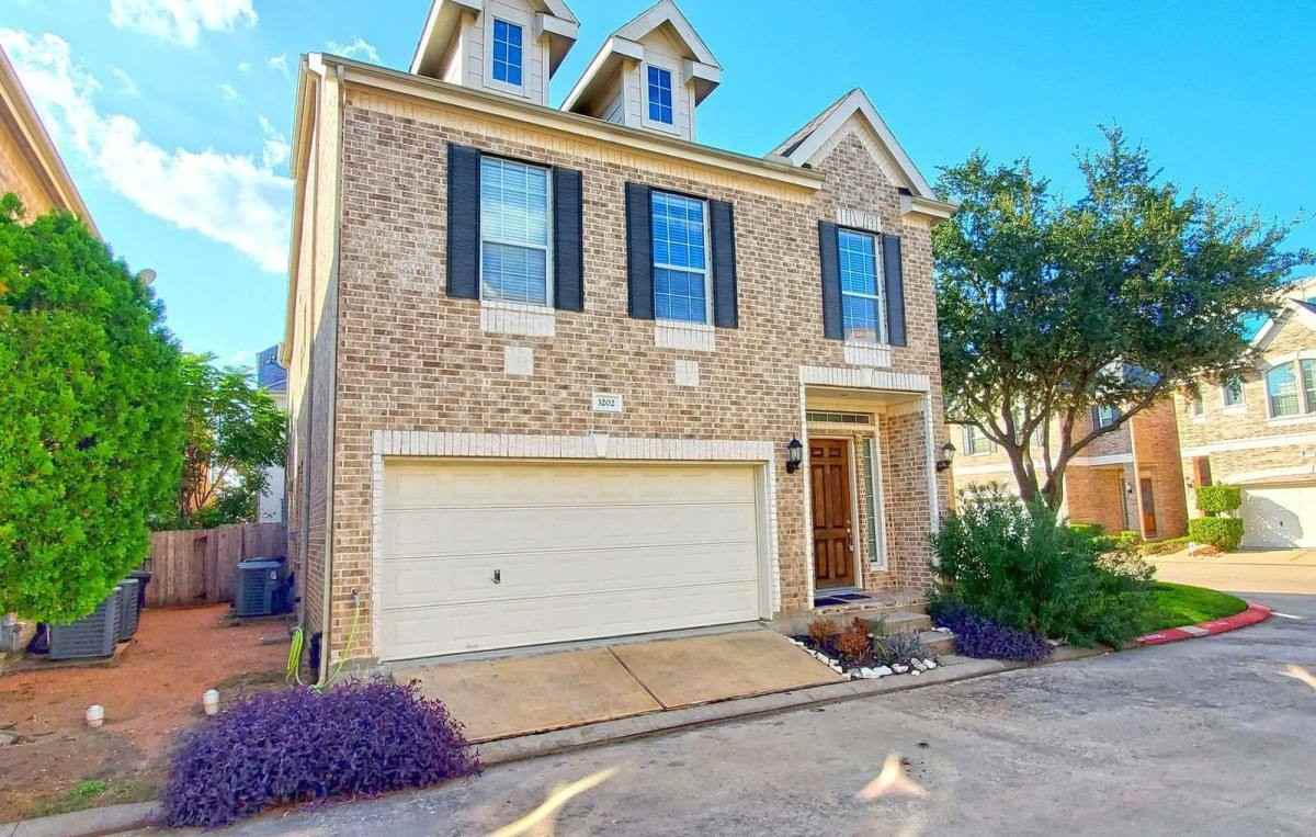 3202 Holly Meadow Dr - Photo 3 of 10