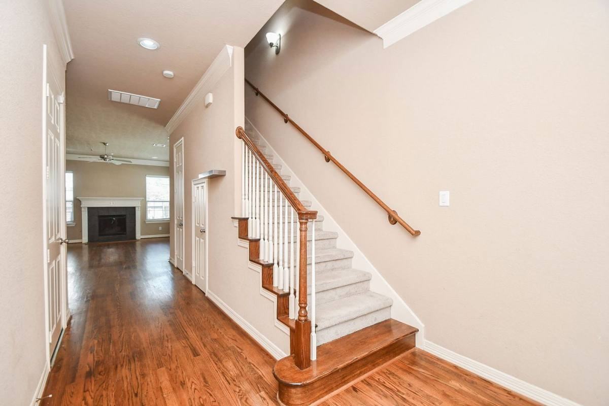 3202 Holly Meadow Dr - Photo 2 of 10