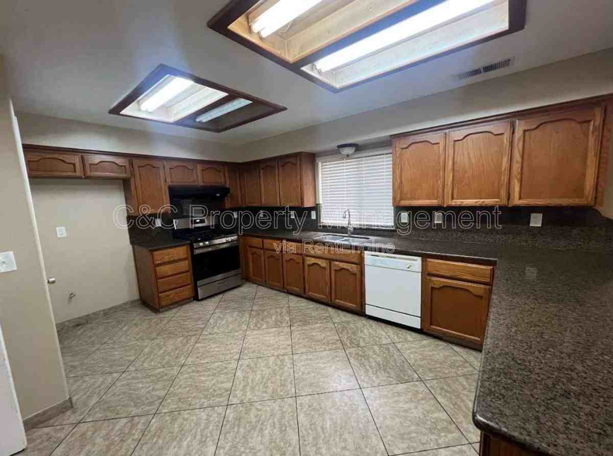 3371 N Forestiere Ave - Photo 3 of 10