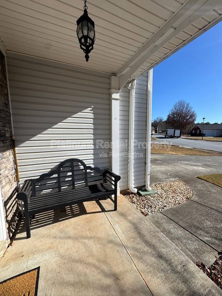 231 Beckenham Ln - Photo 3 of 10