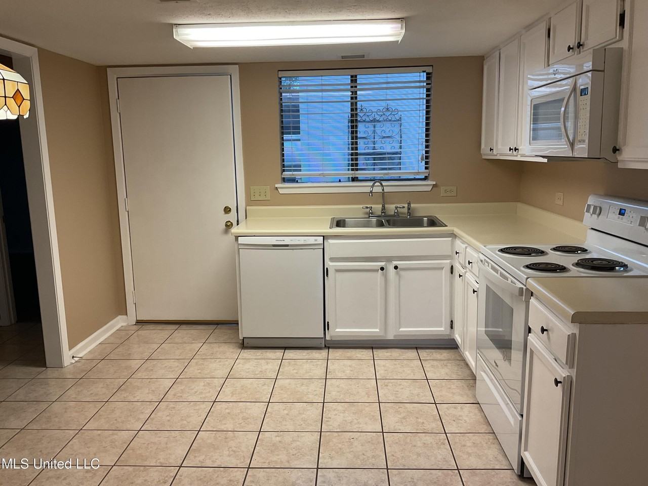 139 Lakebend Circle - Photo 2 of 13