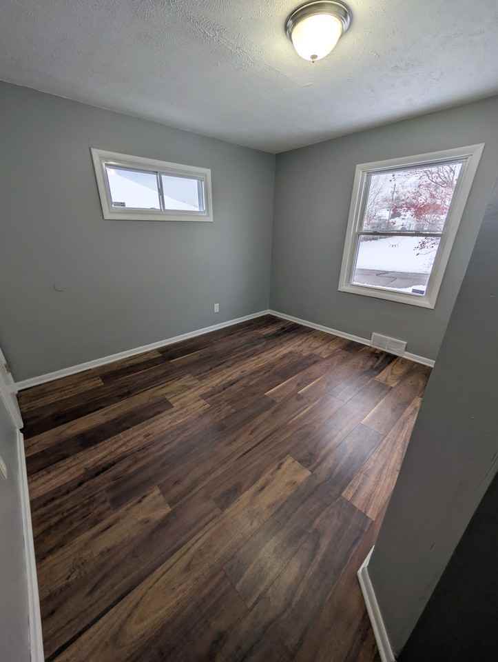 15709 Northwood Avenue - Photo 3 of 24