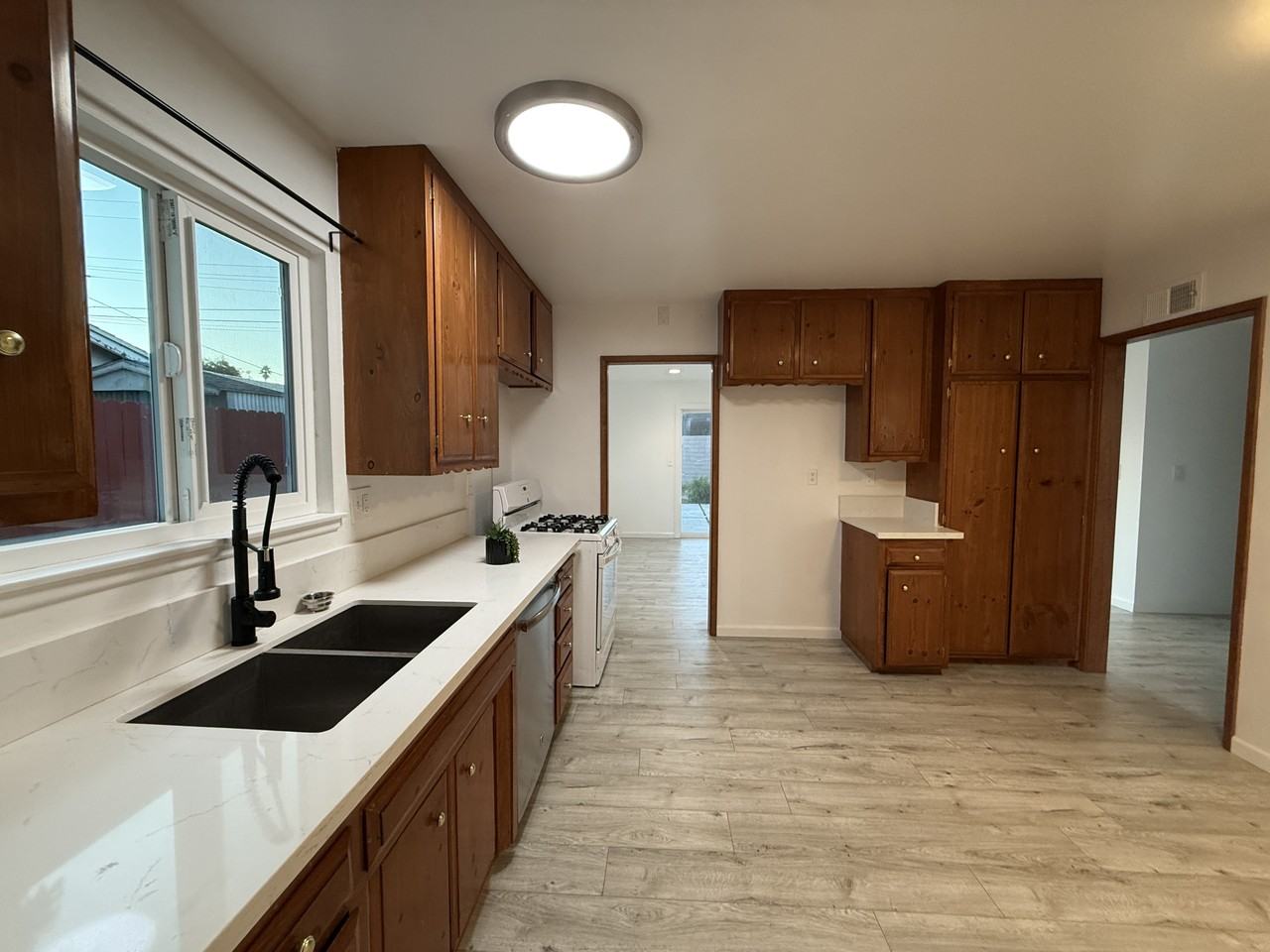 1408 West Walnut Avenue - Photo 5 of 16