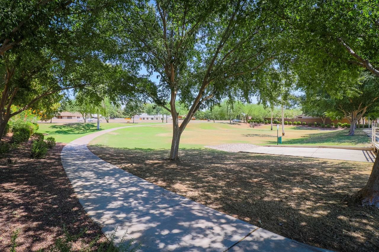 10606 La Reata Avenue - Photo 4 of 39