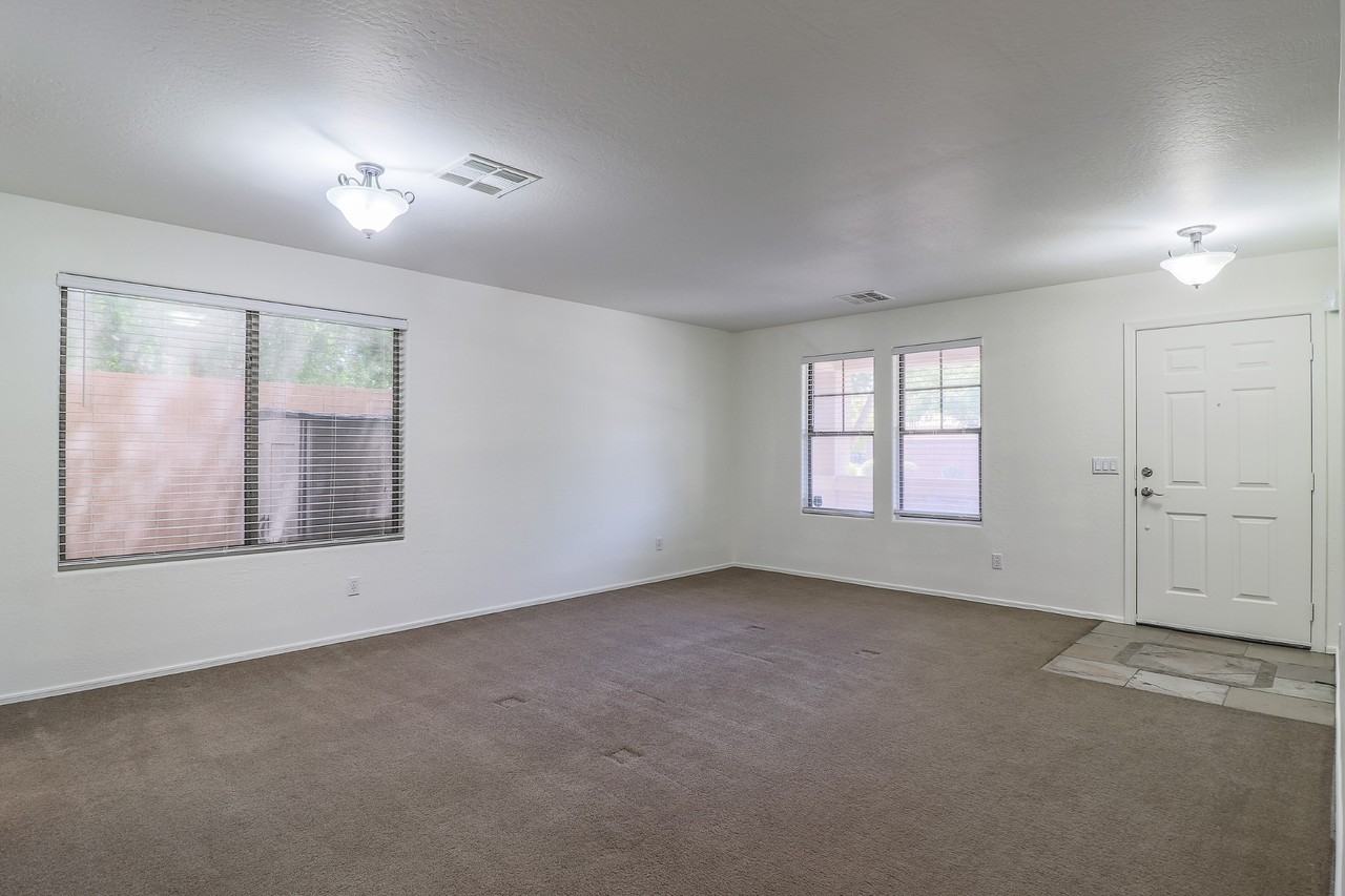 10606 La Reata Avenue - Photo 7 of 39