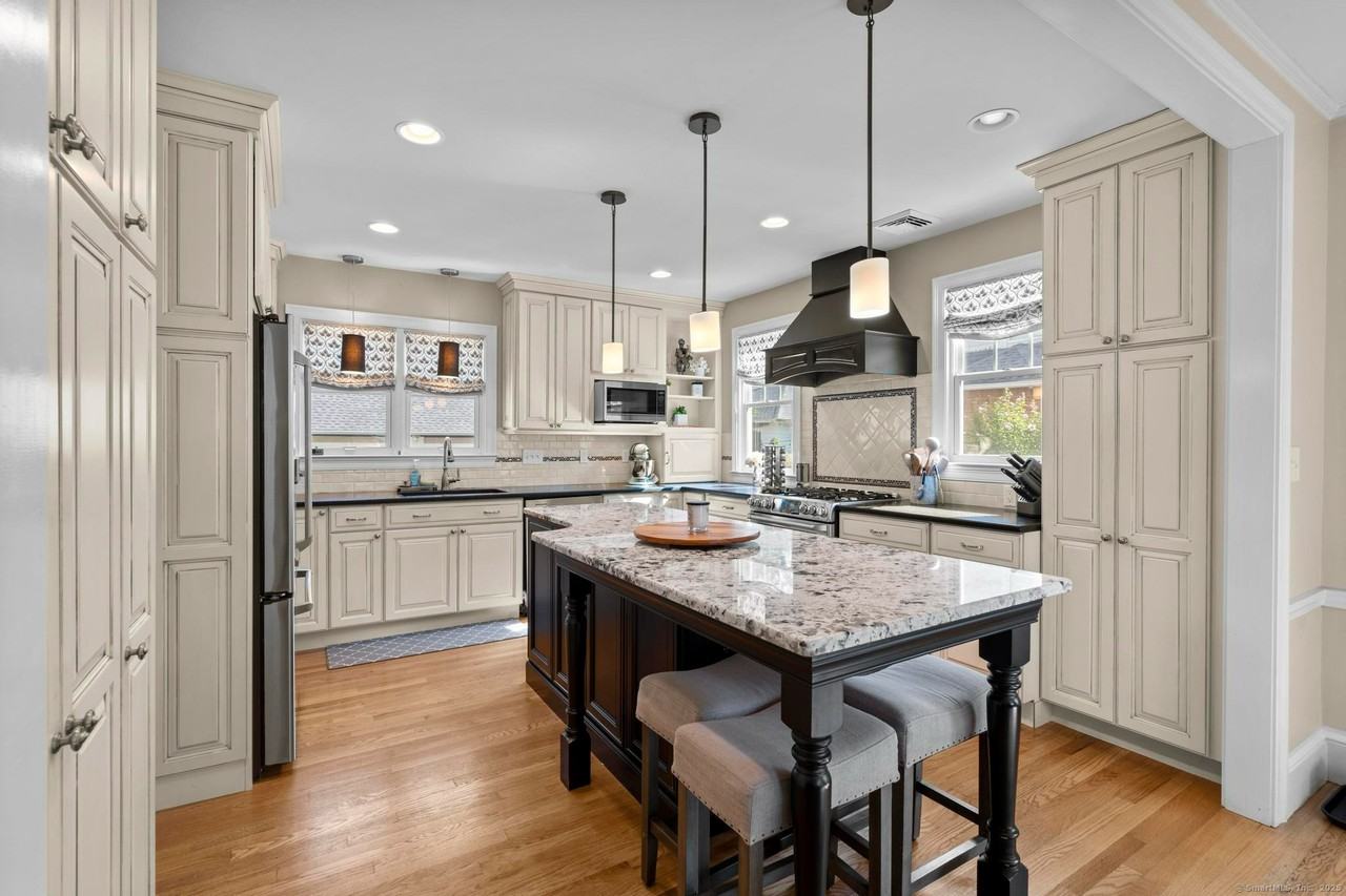 270 Fern Street - Photo 4 of 20