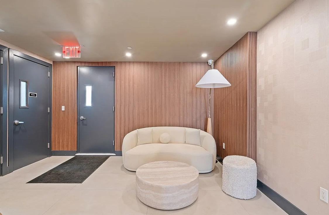 2723 Crescent St - Photo 3 of 9