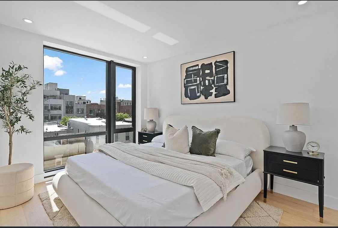 2723 Crescent St - Photo 5 of 9