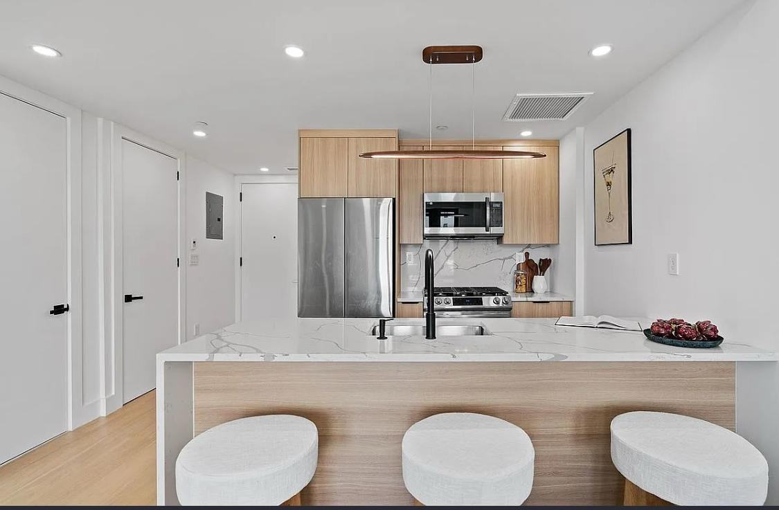 2723 Crescent St - Photo 6 of 9