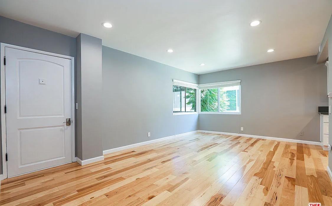 908 6Th St - Photo 4 of 11