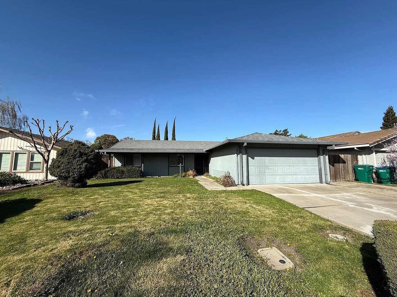 1013 Oakleaf Way - Photo 2 of 42