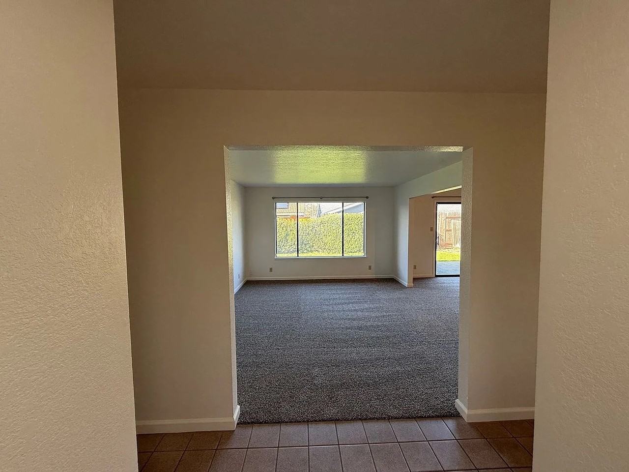 1013 Oakleaf Way - Photo 6 of 42