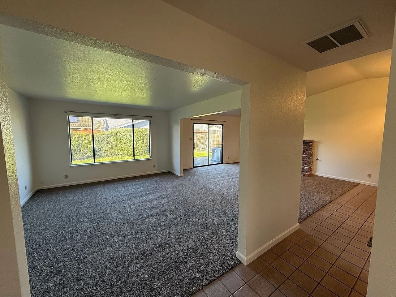 1013 Oakleaf Way - Photo 7 of 42