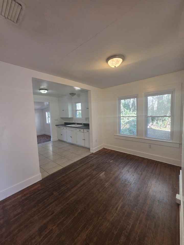 1023 Northeast 6th Street - Photo 4 of 14