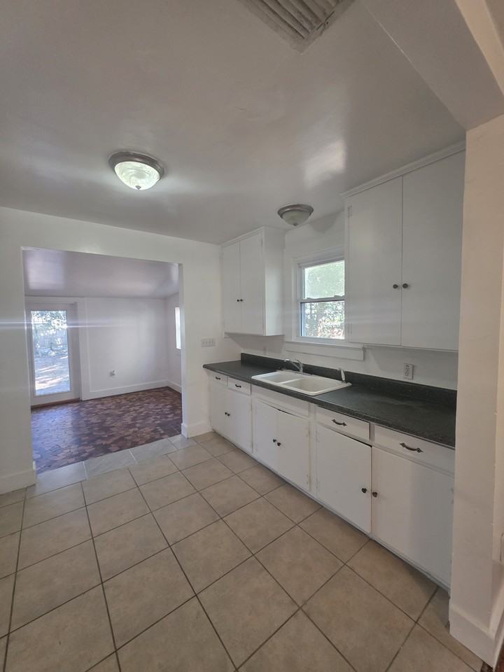 1023 Northeast 6th Street - Photo 5 of 14