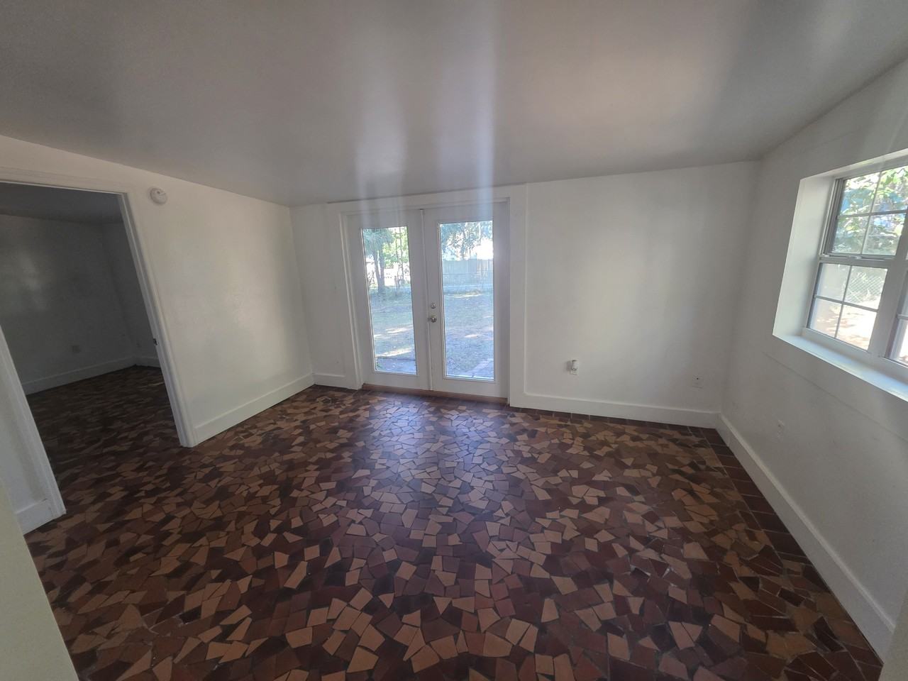 1023 Northeast 6th Street - Photo 6 of 14