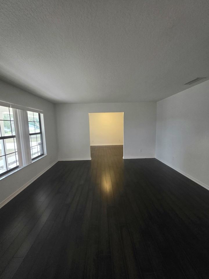 4505 Northeast 3rd Street - Photo 3 of 21