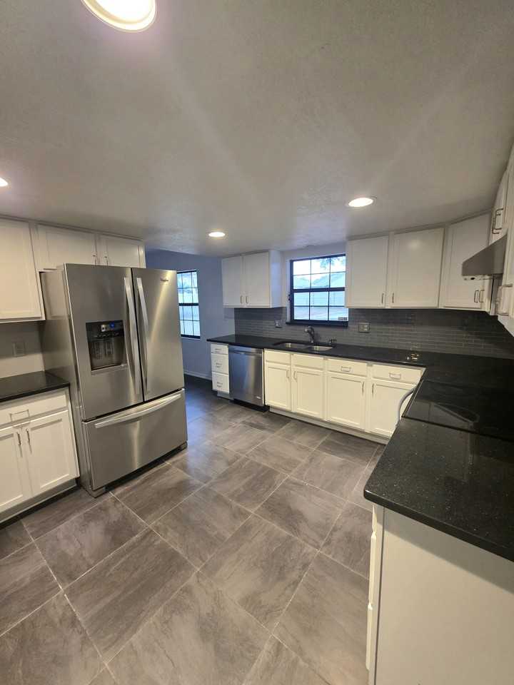 4505 Northeast 3rd Street - Photo 6 of 21