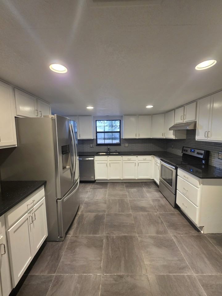 4505 Northeast 3rd Street - Photo 7 of 21